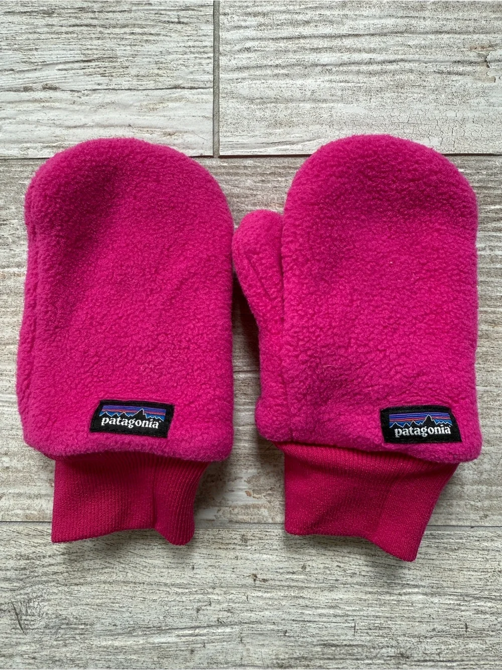 Patagonia Kids Mittens in Hot Pink Fleece